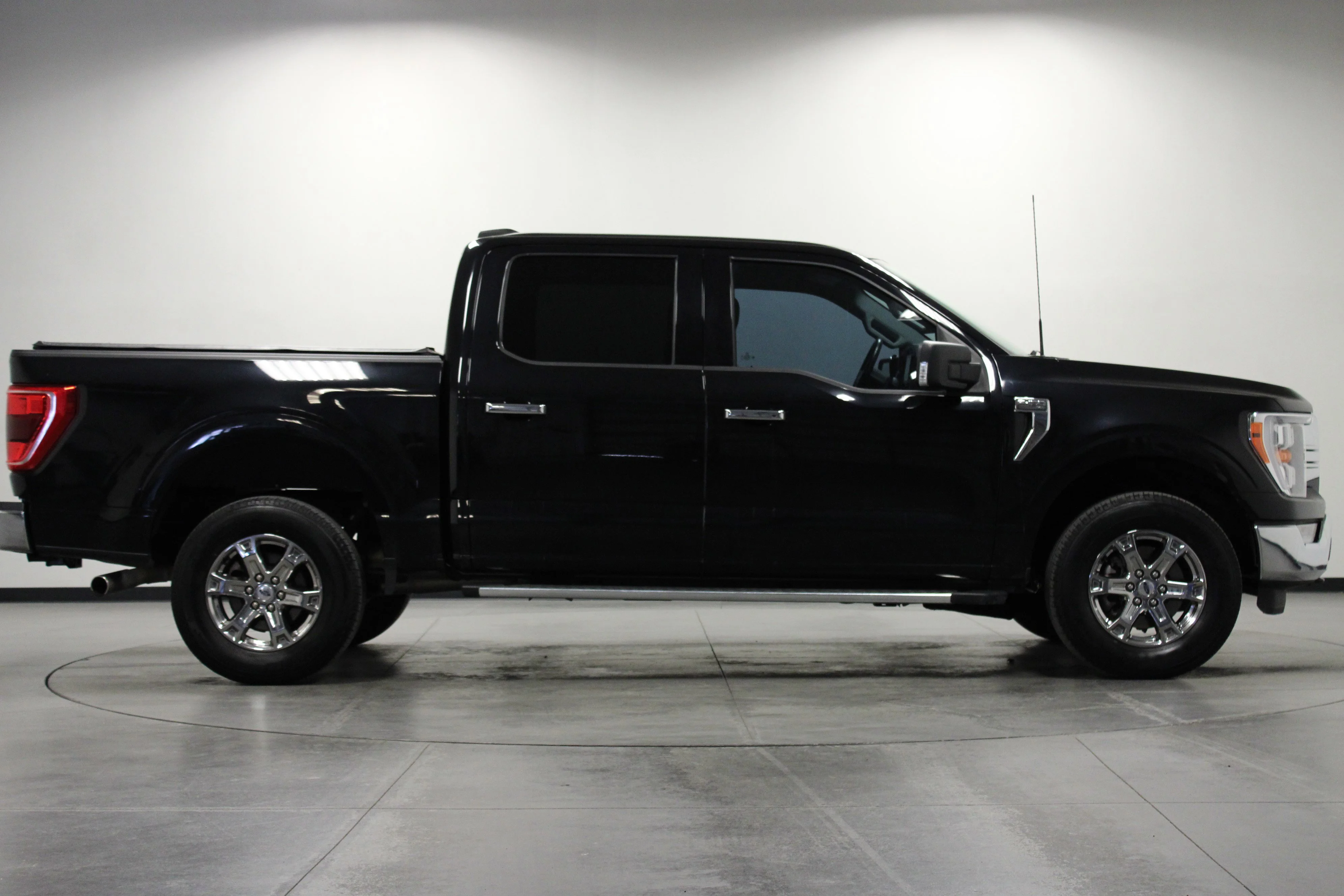 Used 2022 Agate Black Metallic Ford XLT image 3