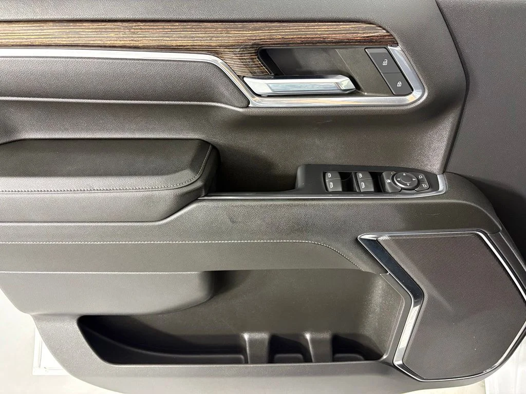 Used 2023 White GMC Elevation image 23