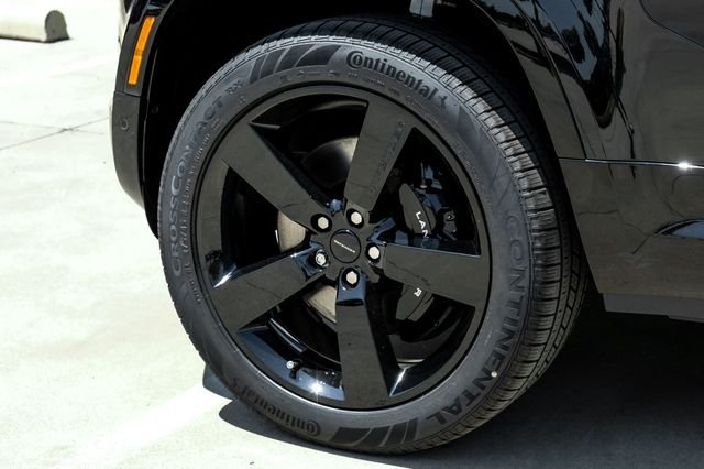 New 2026 Santorini Black Metallic Land Rover V8 image 47