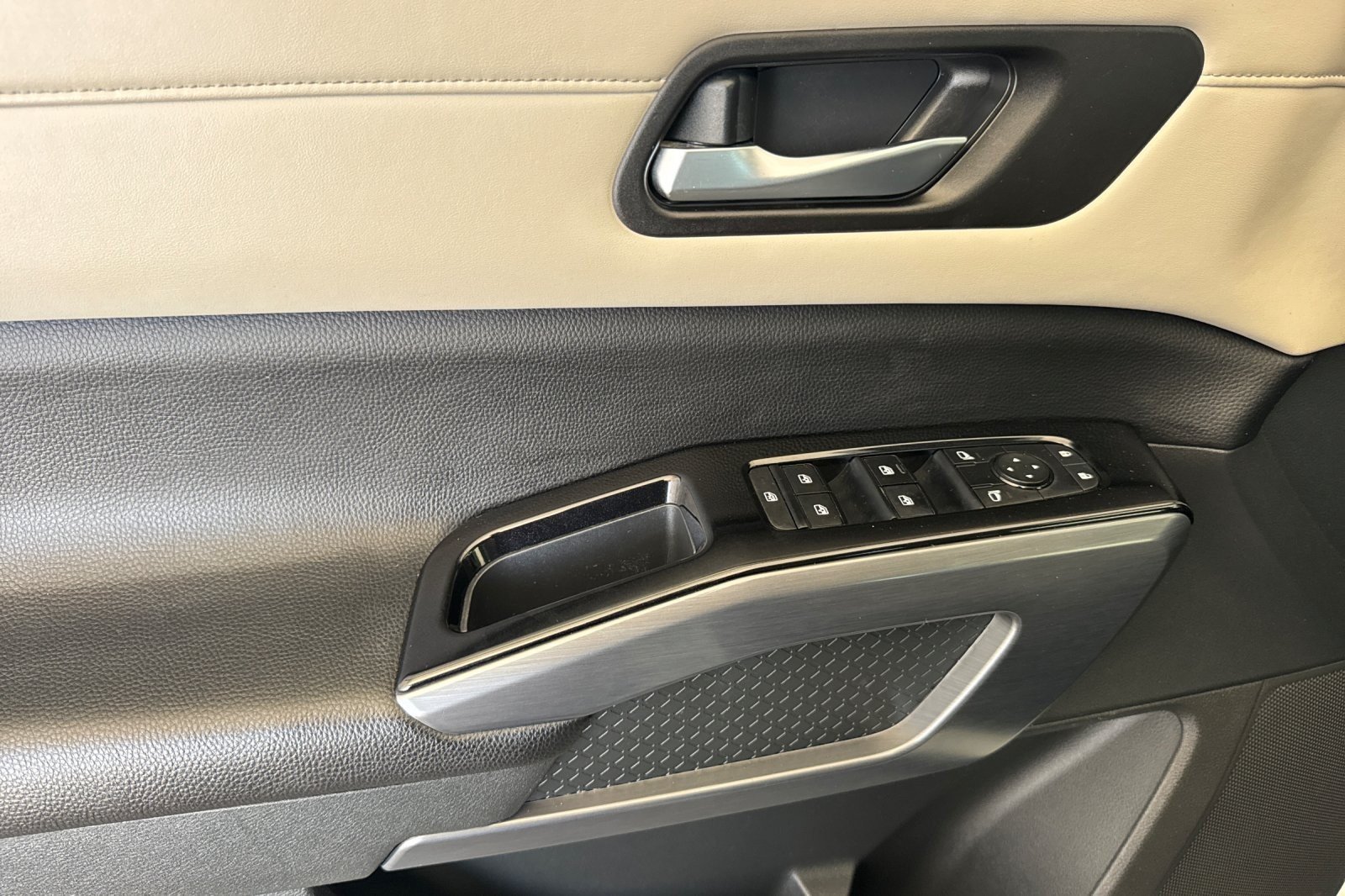 Used 2022 WHITE Nissan SL image 10