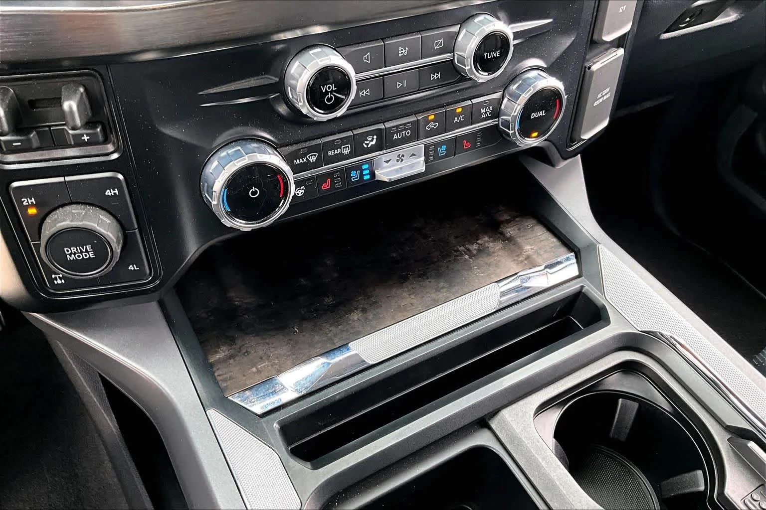 Used 2024 Agate Black Metallic Ford LARIAT image 31