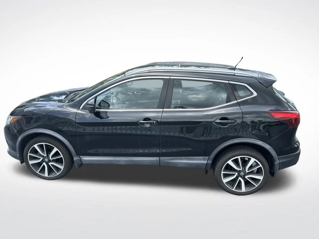Used 2017 Magnetic Black Nissan SL image 3