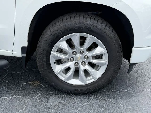 Used 2022 White Chevrolet Custom image 9