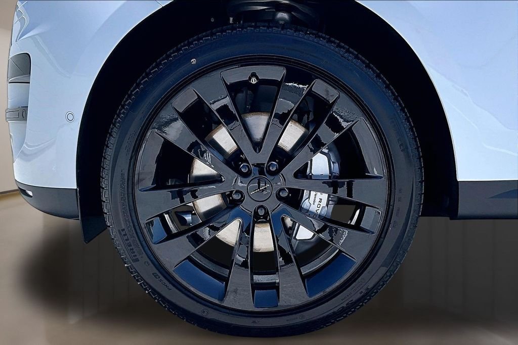 New 2026 FUJI WHITE Land Rover SE image 13