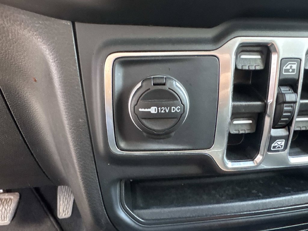 Used 2023 White Jeep Altitude image 47