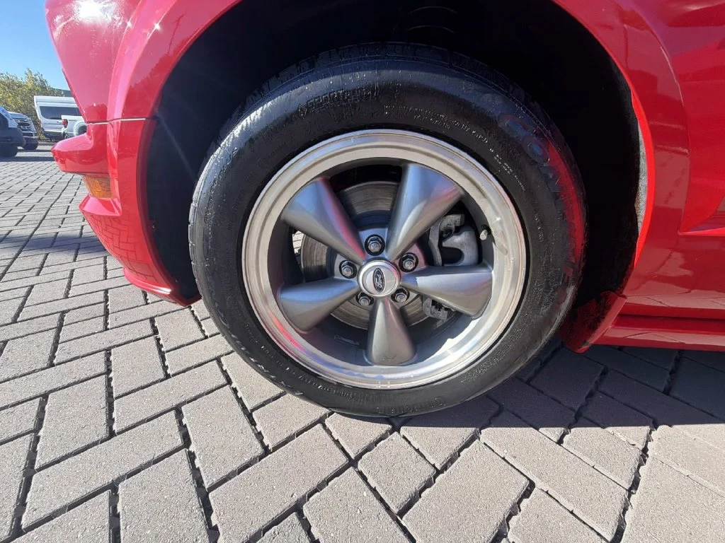 Used 2006  Ford GT Deluxe image 10