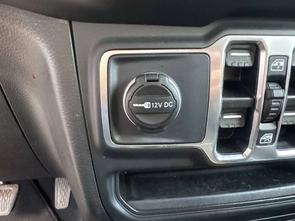 Used 2023 White Jeep Altitude image 47