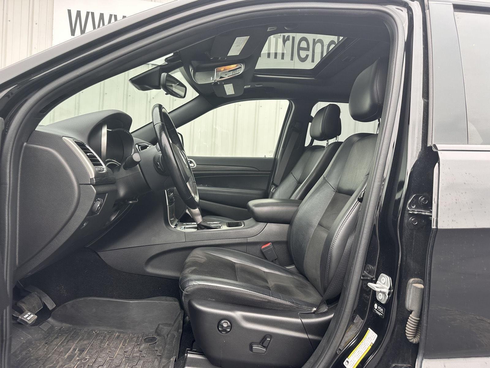 Used 2021 Diamond Black Crystal Pearlcoat Jeep Laredo X image 9