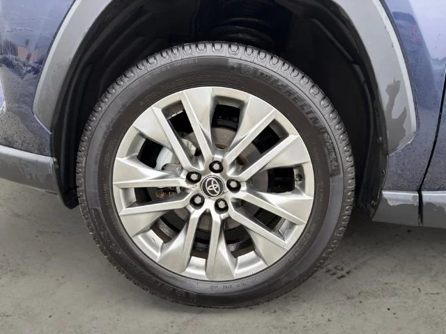 Used 2025  Toyota XLE Premium image 9