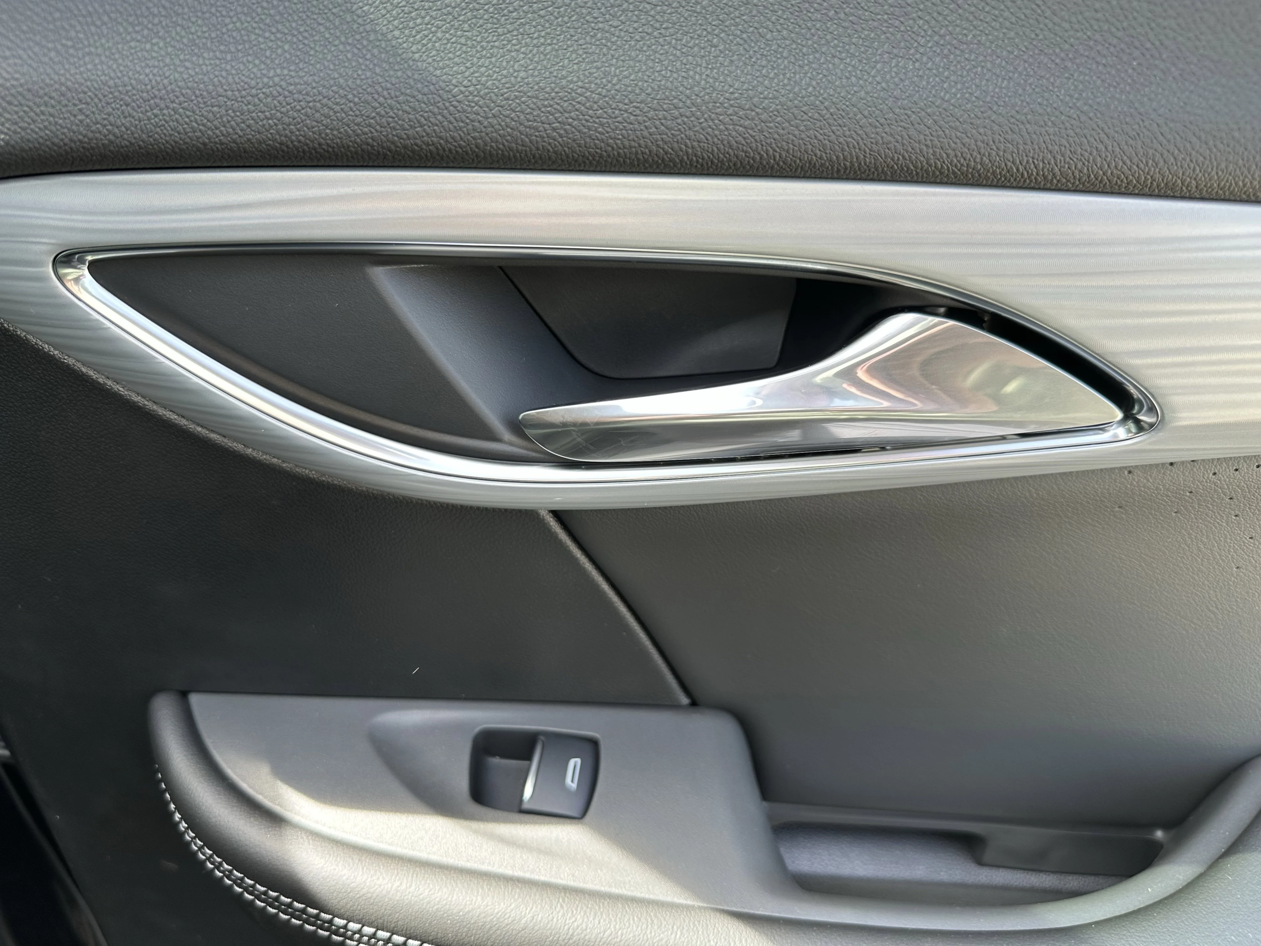 New 2026 Ebony Twilight Metallic Buick Avenir image 21