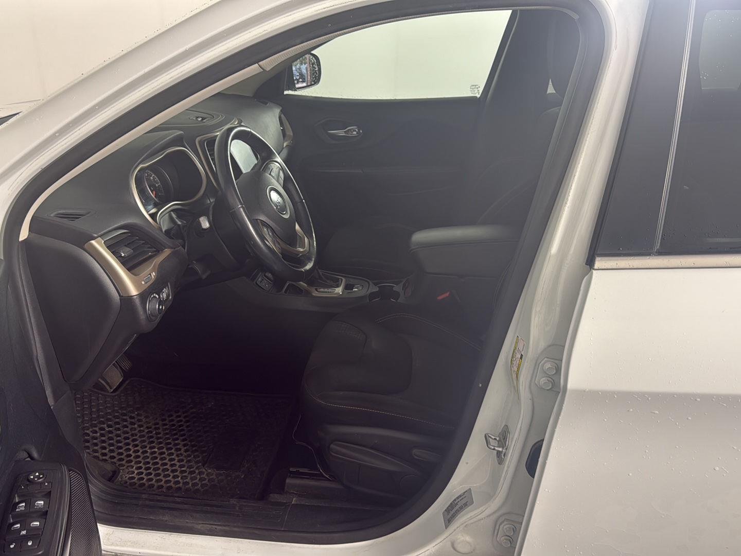 Used 2015 Bright White Clearcoat Jeep Latitude image 11