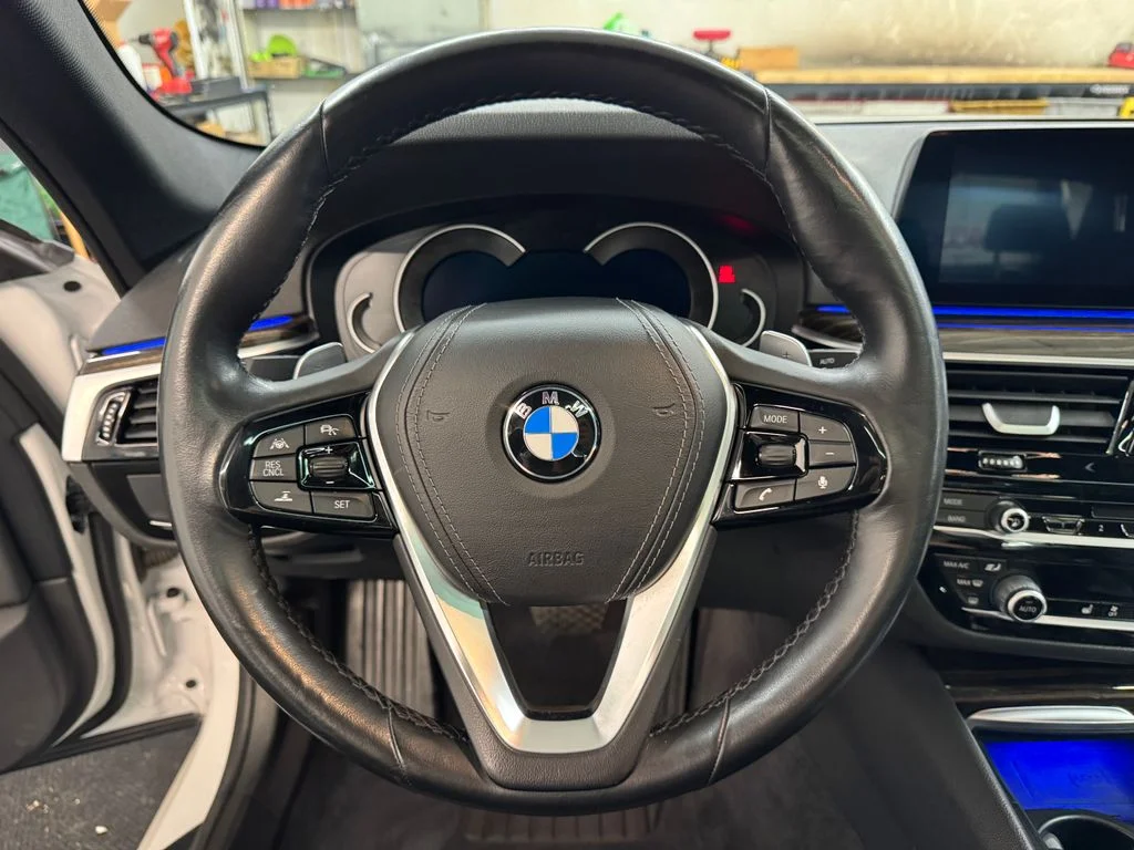 Used 2019 White BMW 530e iPerformance image 18