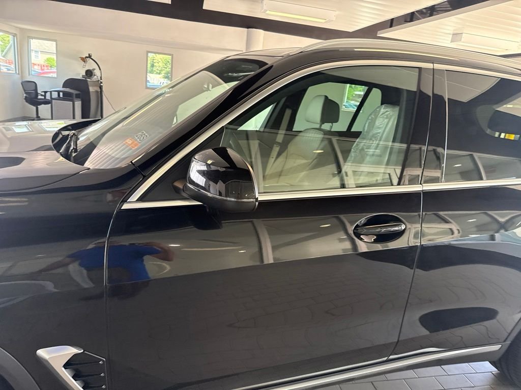 Used 2024 Black BMW sDrive40i image 10
