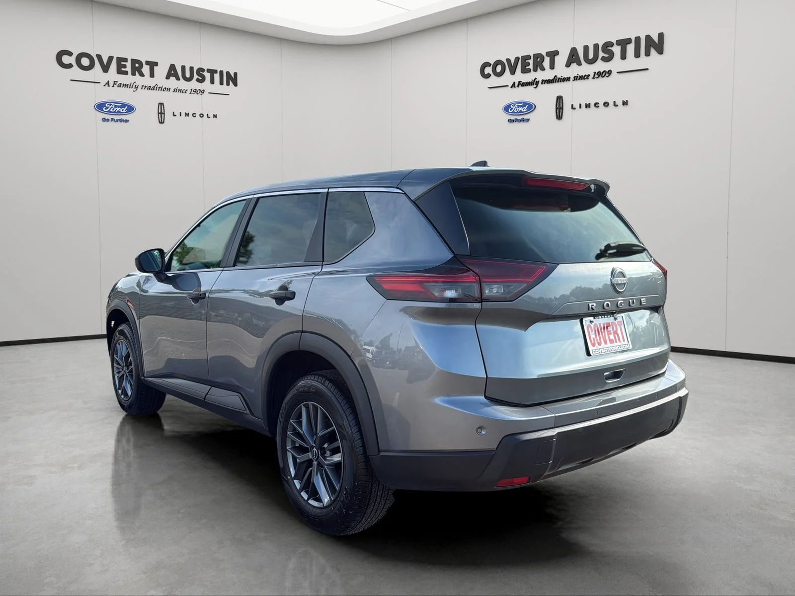 Used 2024 Gray Nissan S image 3