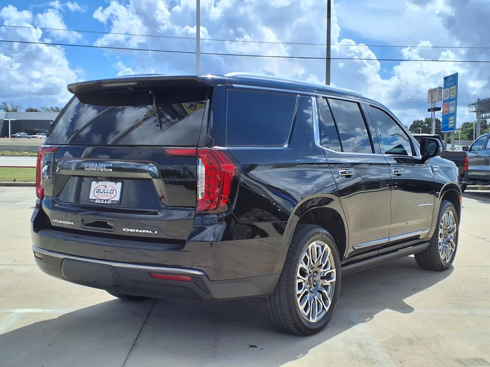 Used 2023 Onyx Black GMC Denali Ultimate image 6