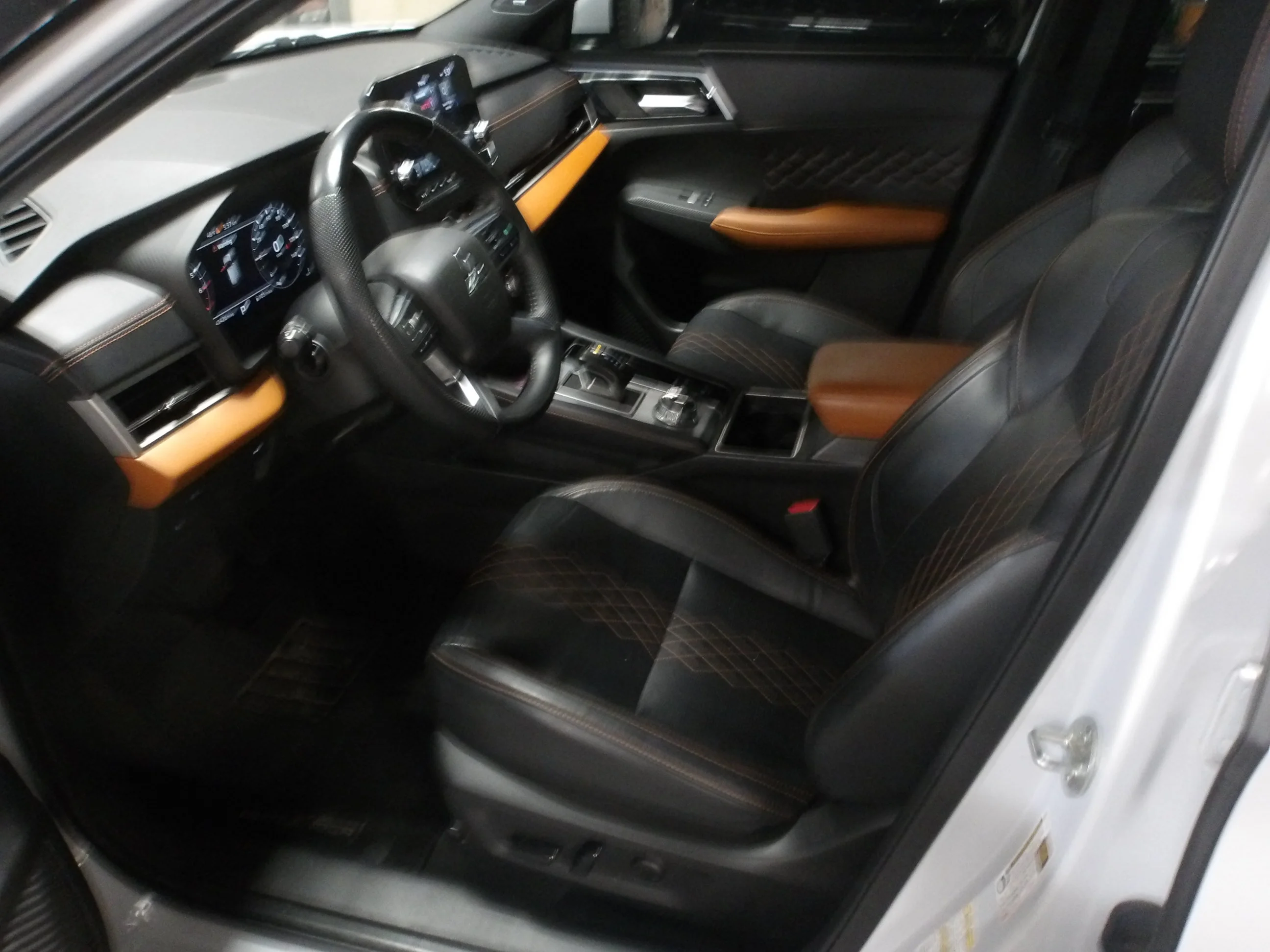 Used 2023 White Mitsubishi  image 4