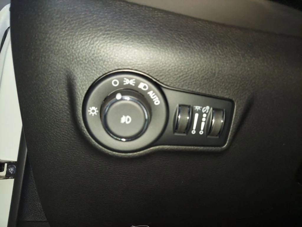 New 2026 Bright White Clearcoat Jeep Latitude image 19