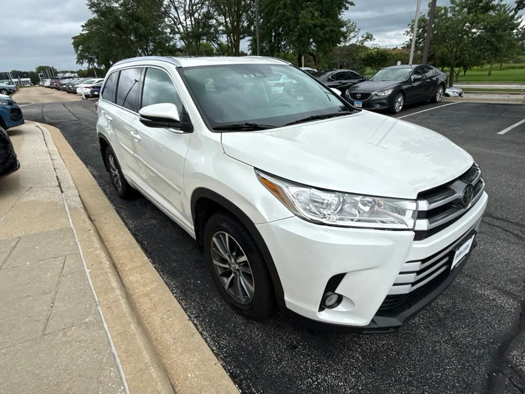 Used 2018 White Toyota XLE image 8
