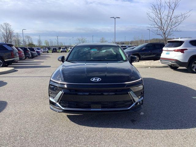 New 2026 Abyss Black Hyundai SE image 2