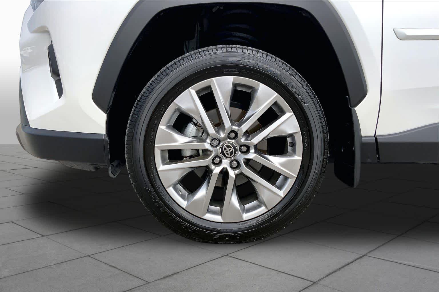 Used 2025 Wind Chill Pearl Toyota XLE Premium image 11
