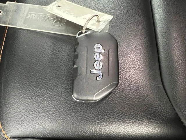 Used 2023 White Jeep Mojave image 22