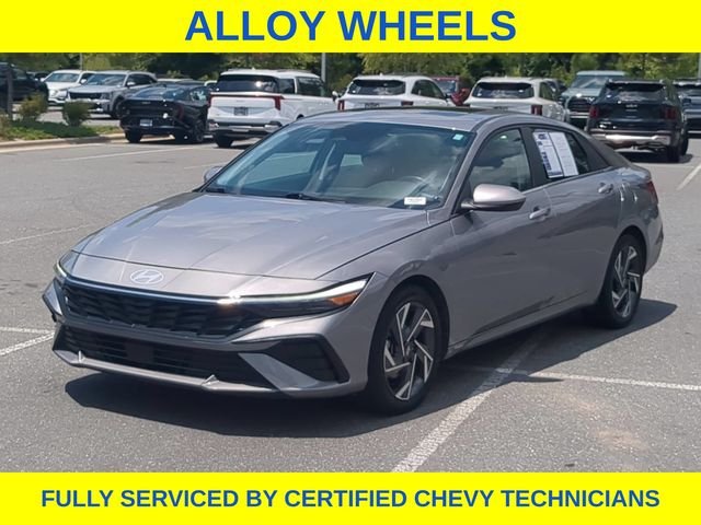Used 2025 Silver Hyundai SEL Convenience image 12