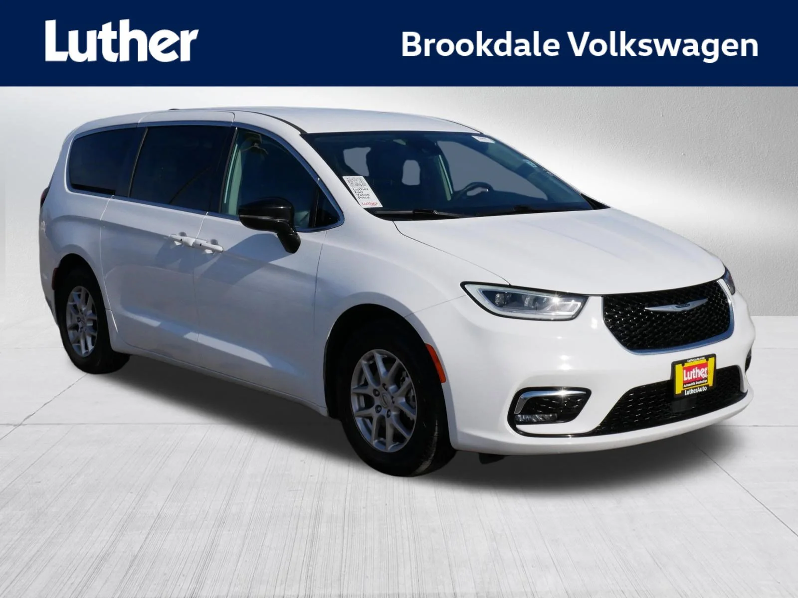 2024 Chrysler Pacifica Touring L's photo