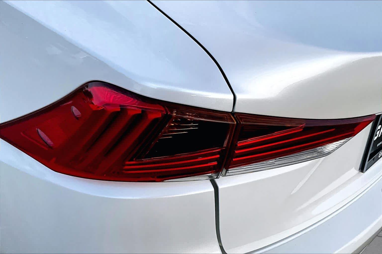 Used 2018 Eminent White Pearl Lexus  image 28