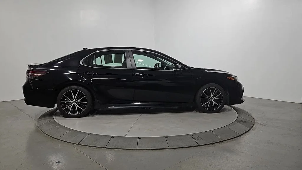 2022 Toyota Camry SE - Photo 7