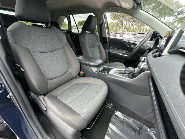 2025 Toyota RAV4 XLE - Photo 26