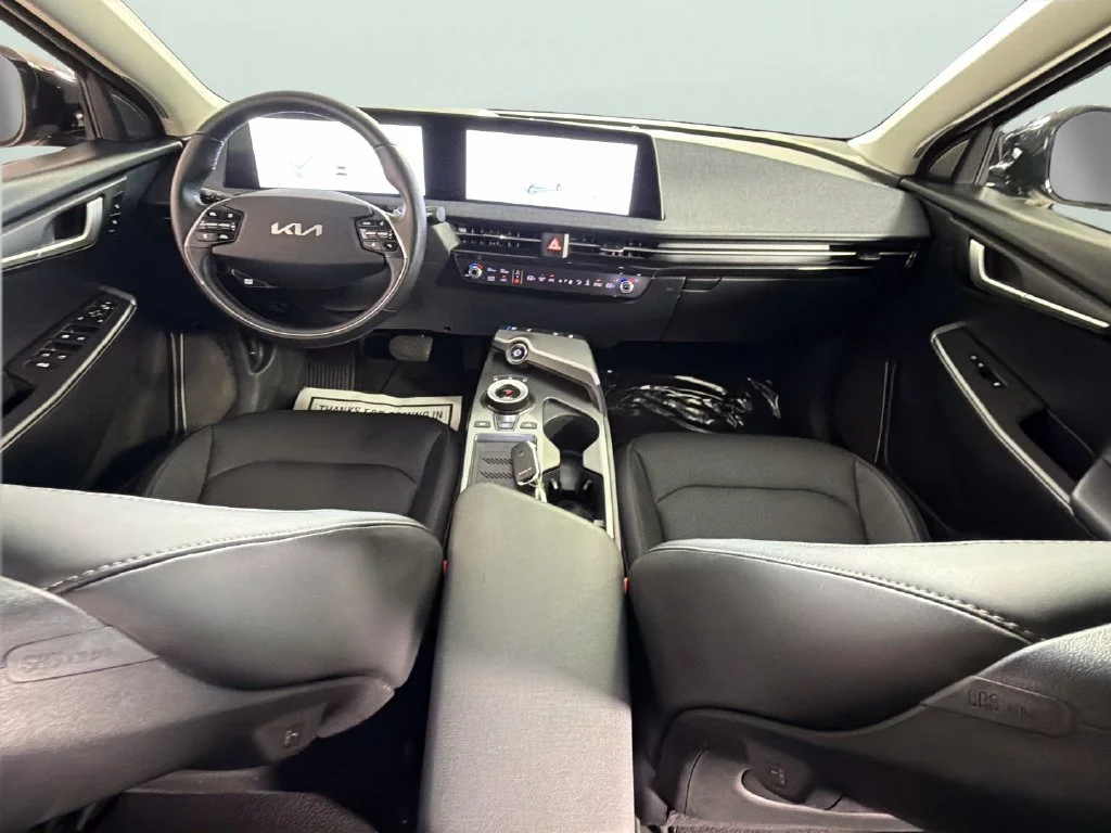 Used 2024 Black Kia Wind image 32