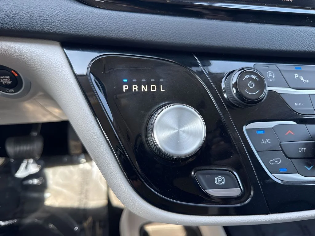 Used 2023 White Chrysler Touring L image 17