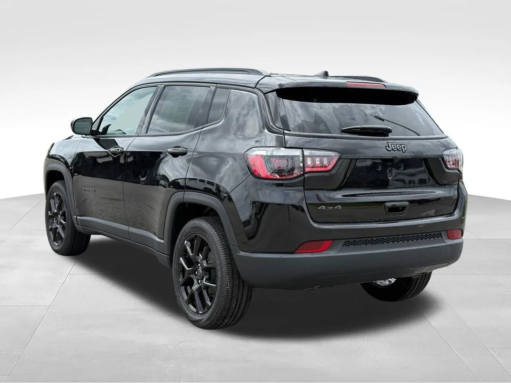 New 2026 Diamond Black Crystal Pearlcoat Jeep Latitude image 3