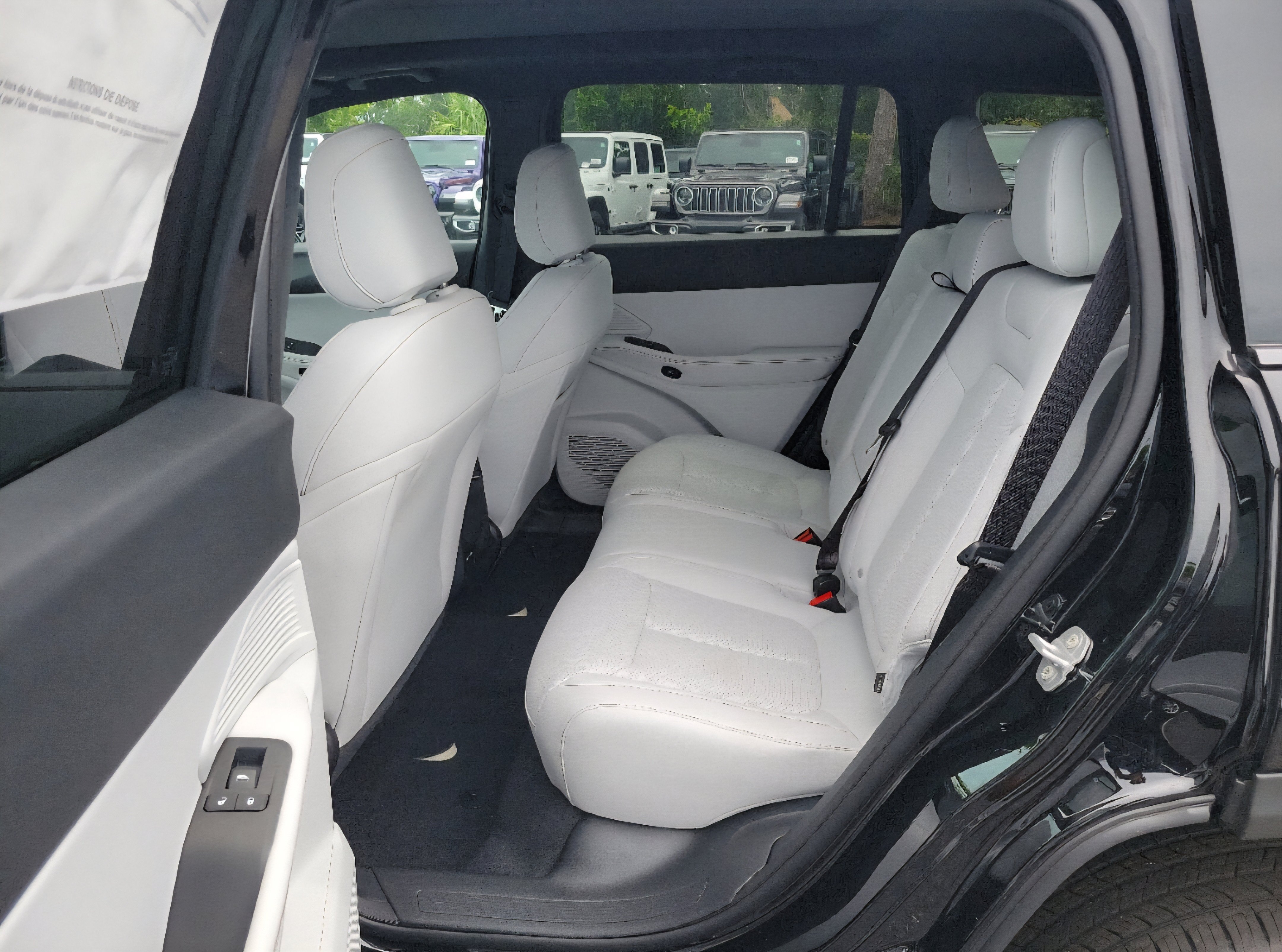 New 2026 Diamond Black Crystal Pearl-Coat Exterior Paint Jeep Limited image 10