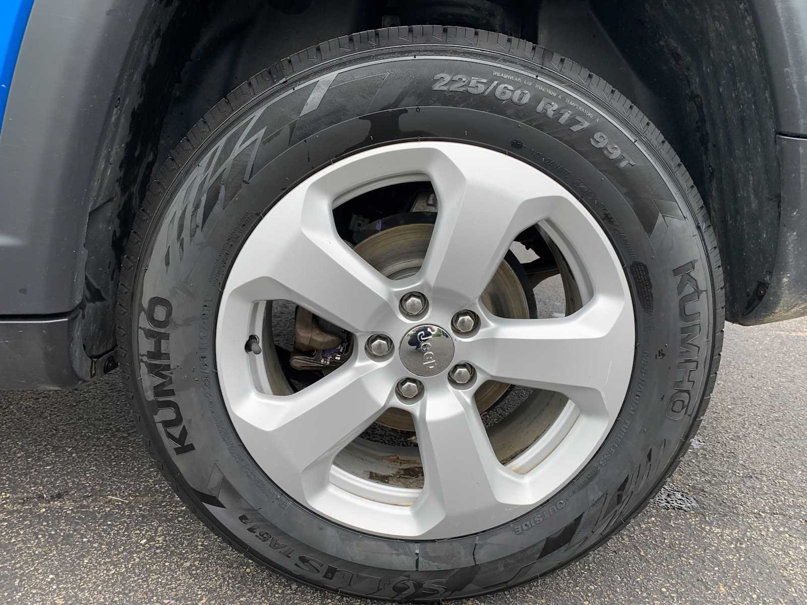 Used 2020 Laser Blue Pearlcoat Jeep Latitude image 9