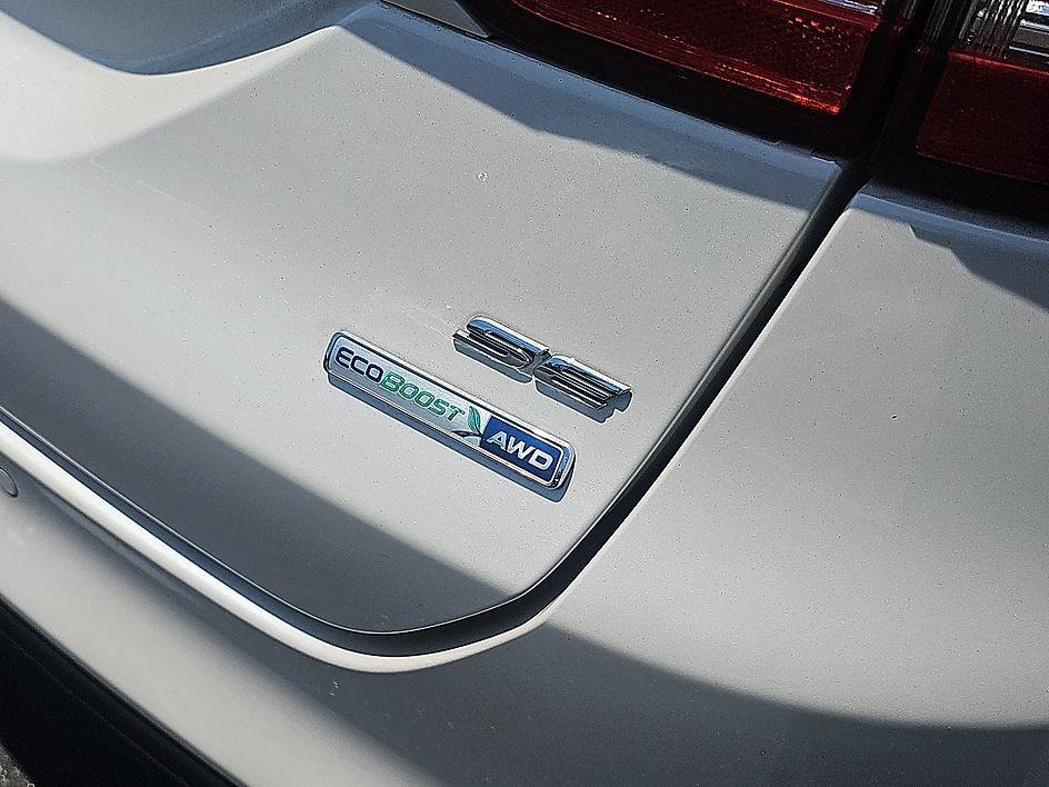 Used 2016 White Platinum Clearcoat Metallic Ford SE image 9