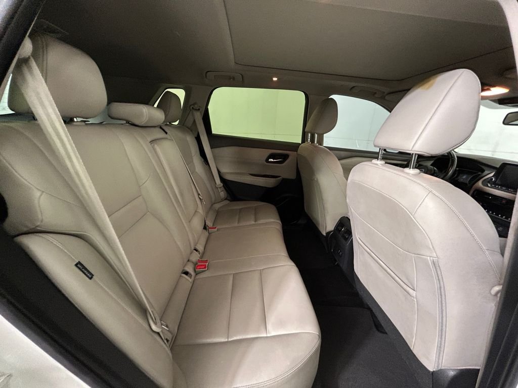 Used 2023 White Nissan SL image 17