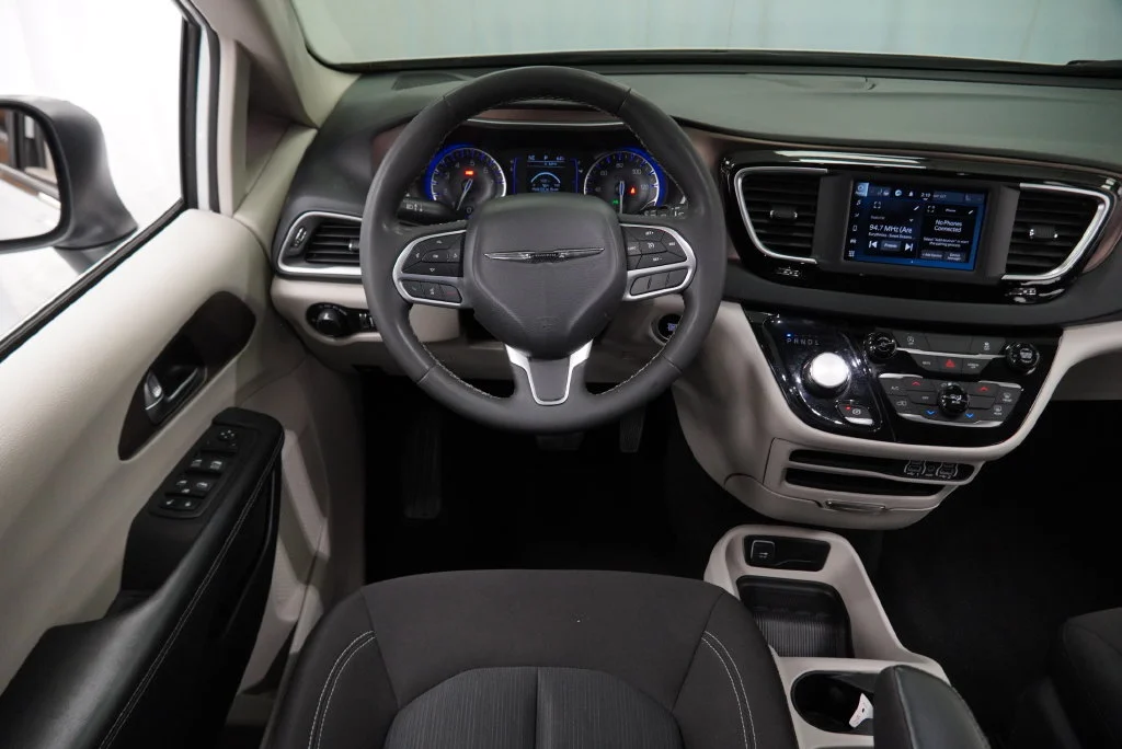 Used 2023 White Chrysler LX image 22