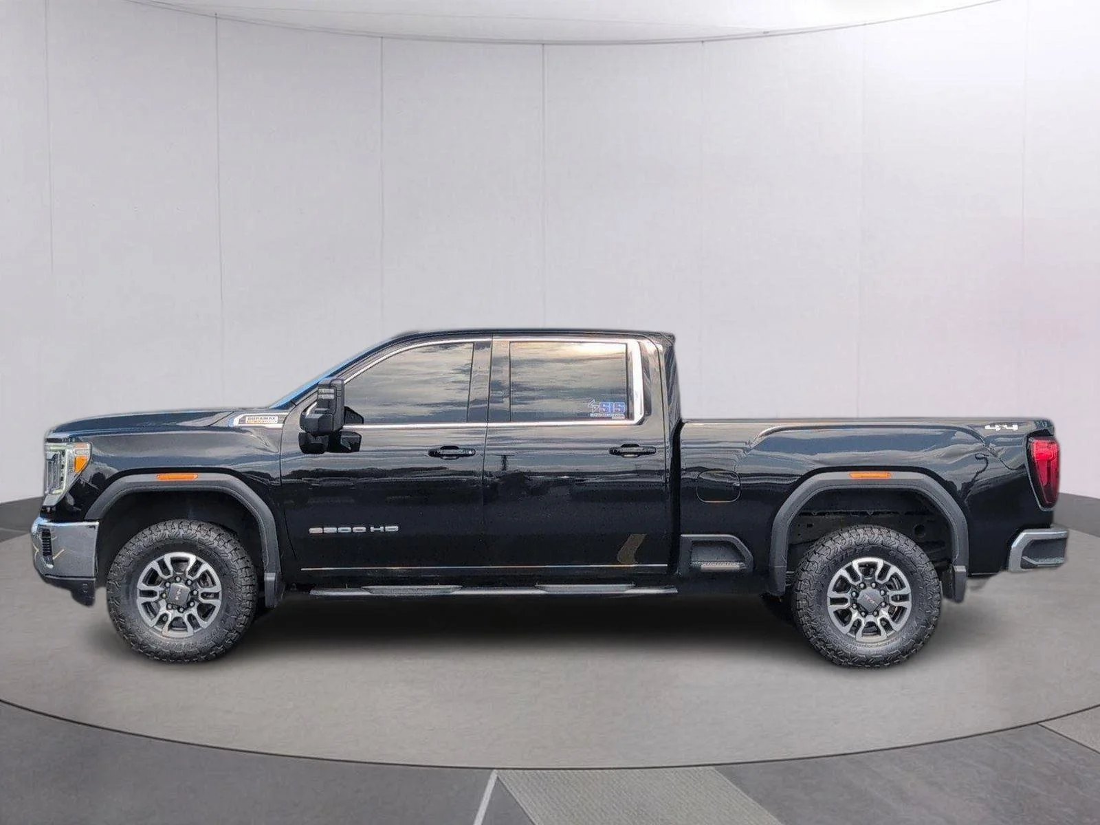 Used 2022 Onyx Black GMC SLE image 2