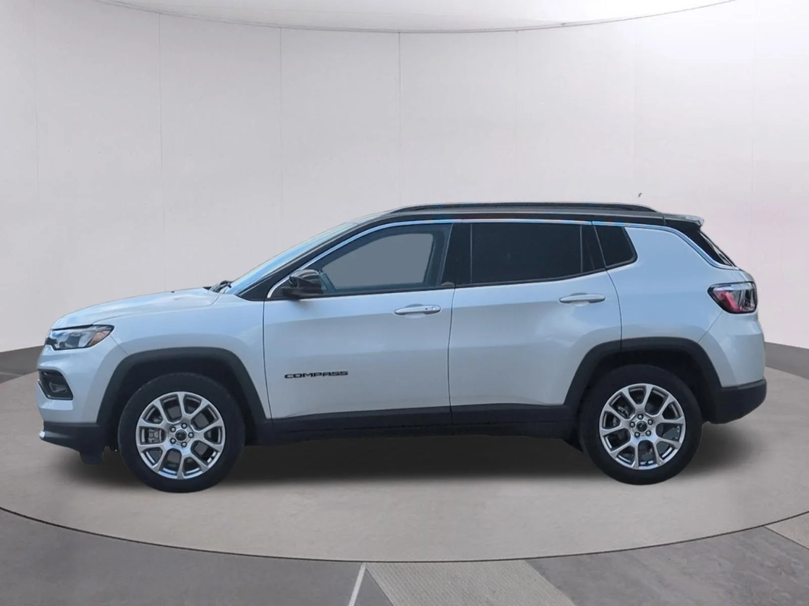 Used 2025 Silver Zynith Metallic Clearcoat Jeep Limited image 2