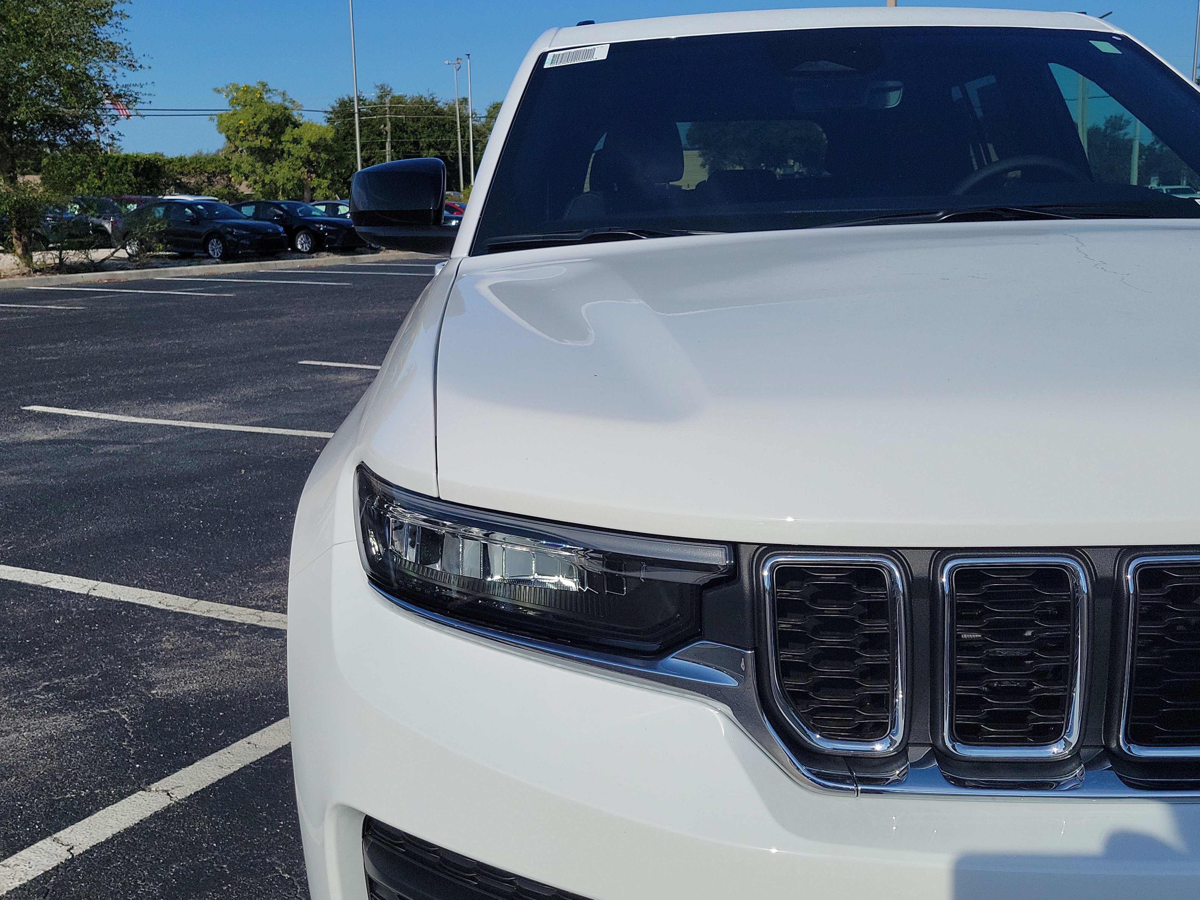 New 2026 Bright White Clear-Coat Exterior Paint Jeep Laredo image 7