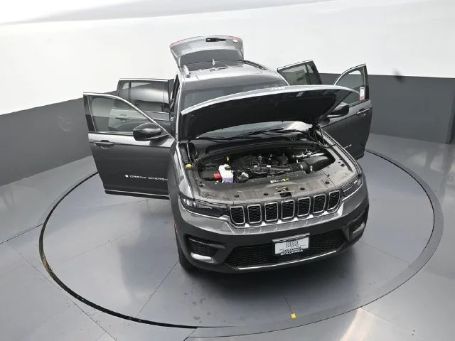 New 2026 Baltic Gray Metallic Clear-Coat Exterior Paint Jeep Laredo X image 31