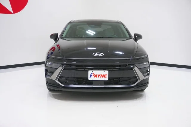 Used 2024  Hyundai SEL image 2