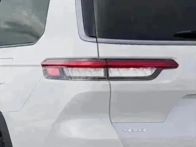 New 2027 Bright White Clear-Coat Paint Jeep Limited image 5