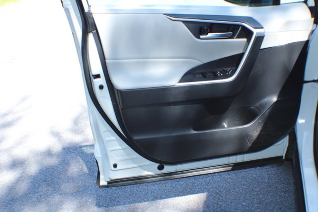 Used 2020 Super White Toyota XLE Premium image 6