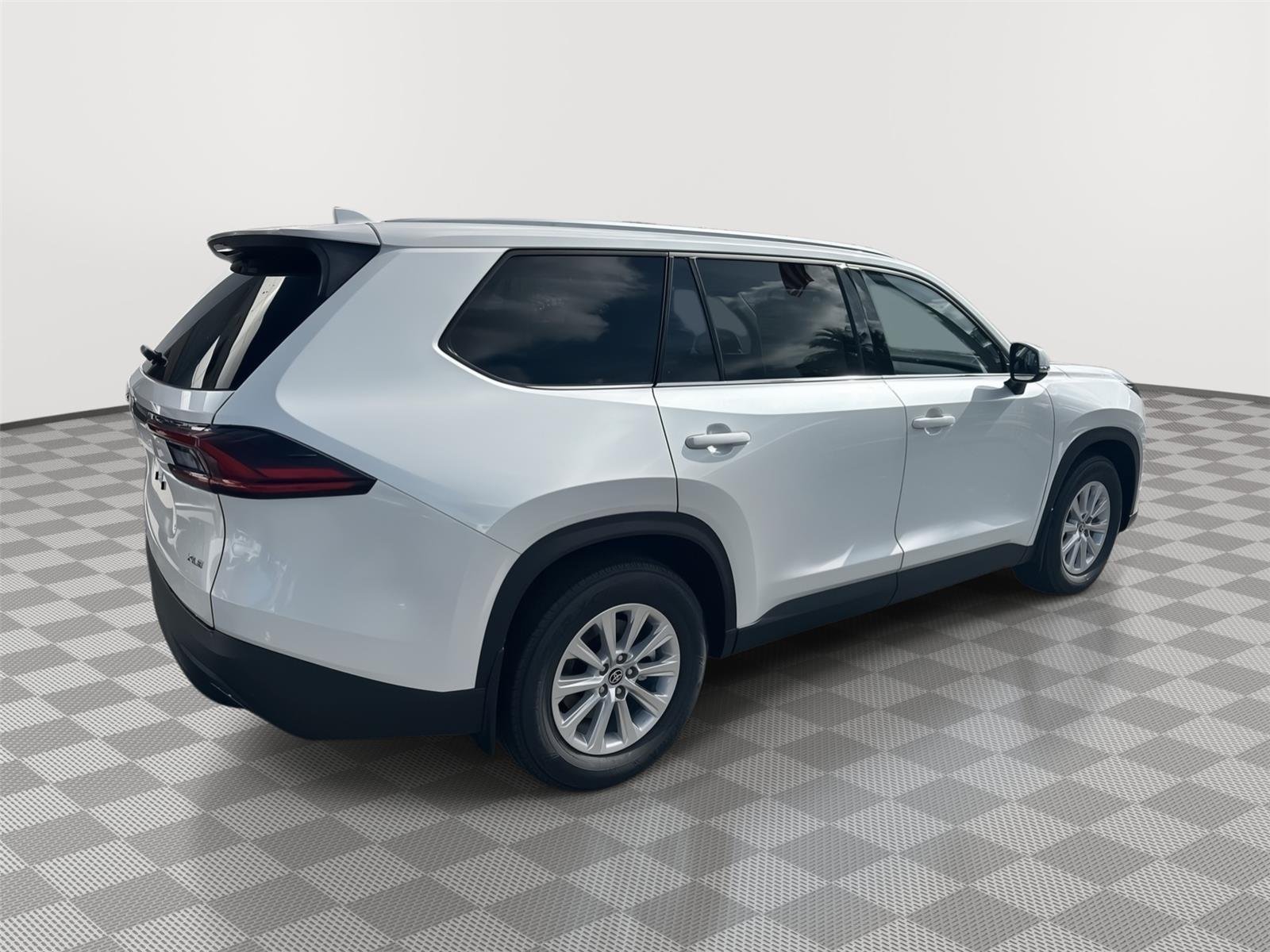 New 2026 Wind Chill Pearl <sup>1</sup> Toyota  XLE image 5