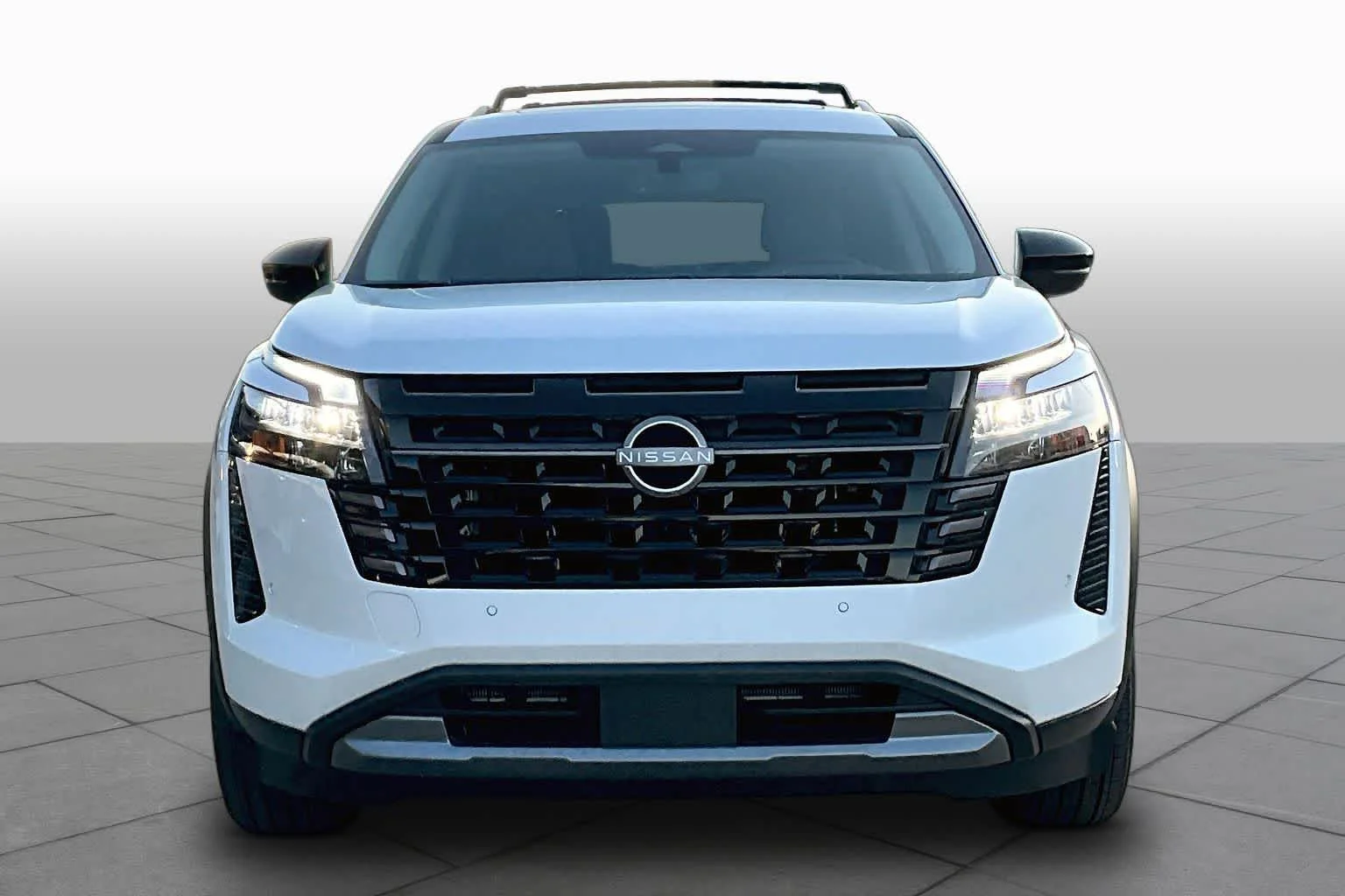 New 2026 Everest White Pearl Tricoat Nissan Platinum image 3