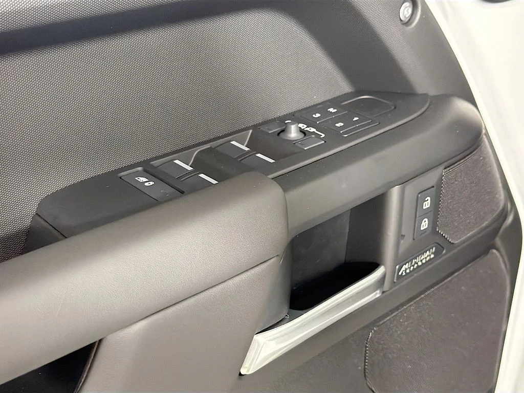 New 2026 Fuji White Land Rover X-Dynamic SE image 18