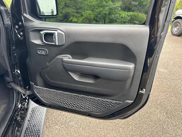 Used 2023 Black Jeep Sport S image 23