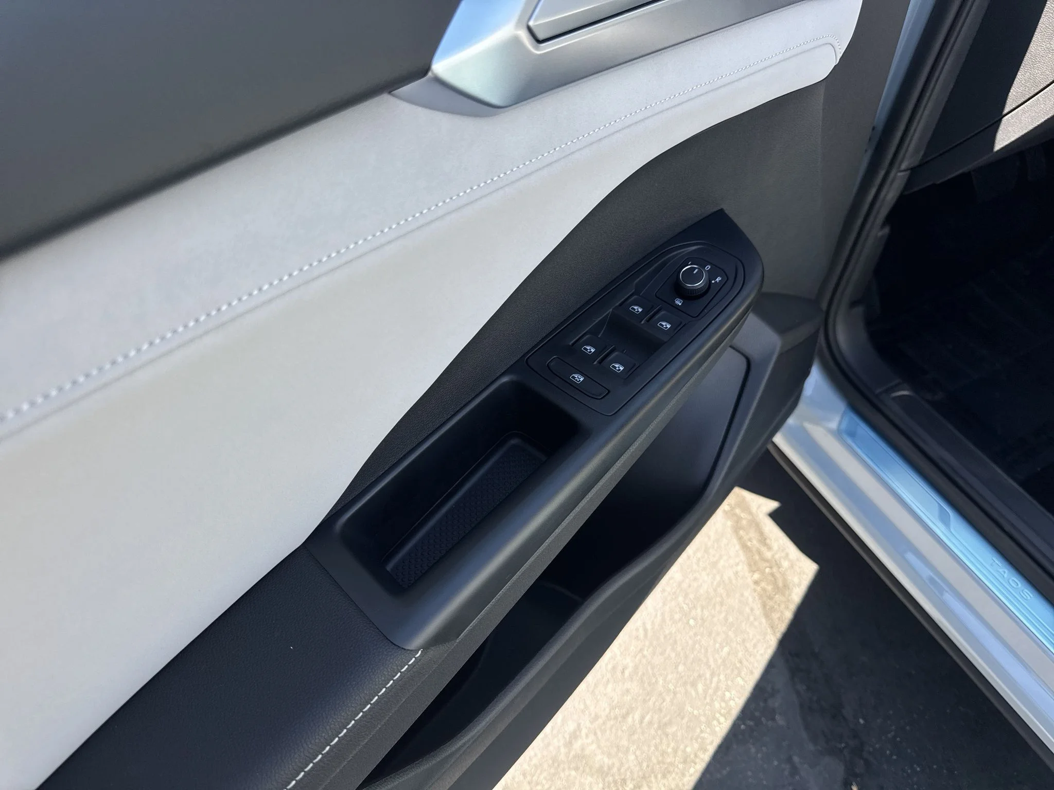 New 2027 Monument Gray Volkswagen SE image 12